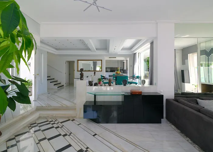 Luxury Villa With Pool, Bbq & Garden In Vouliagmeni