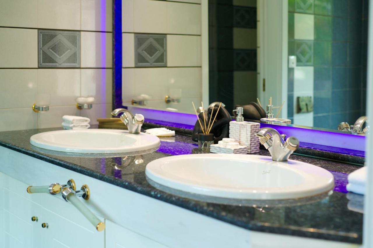 Luxury With Pool, Bbq & Garden In Vouliagmeni Villa Atenas