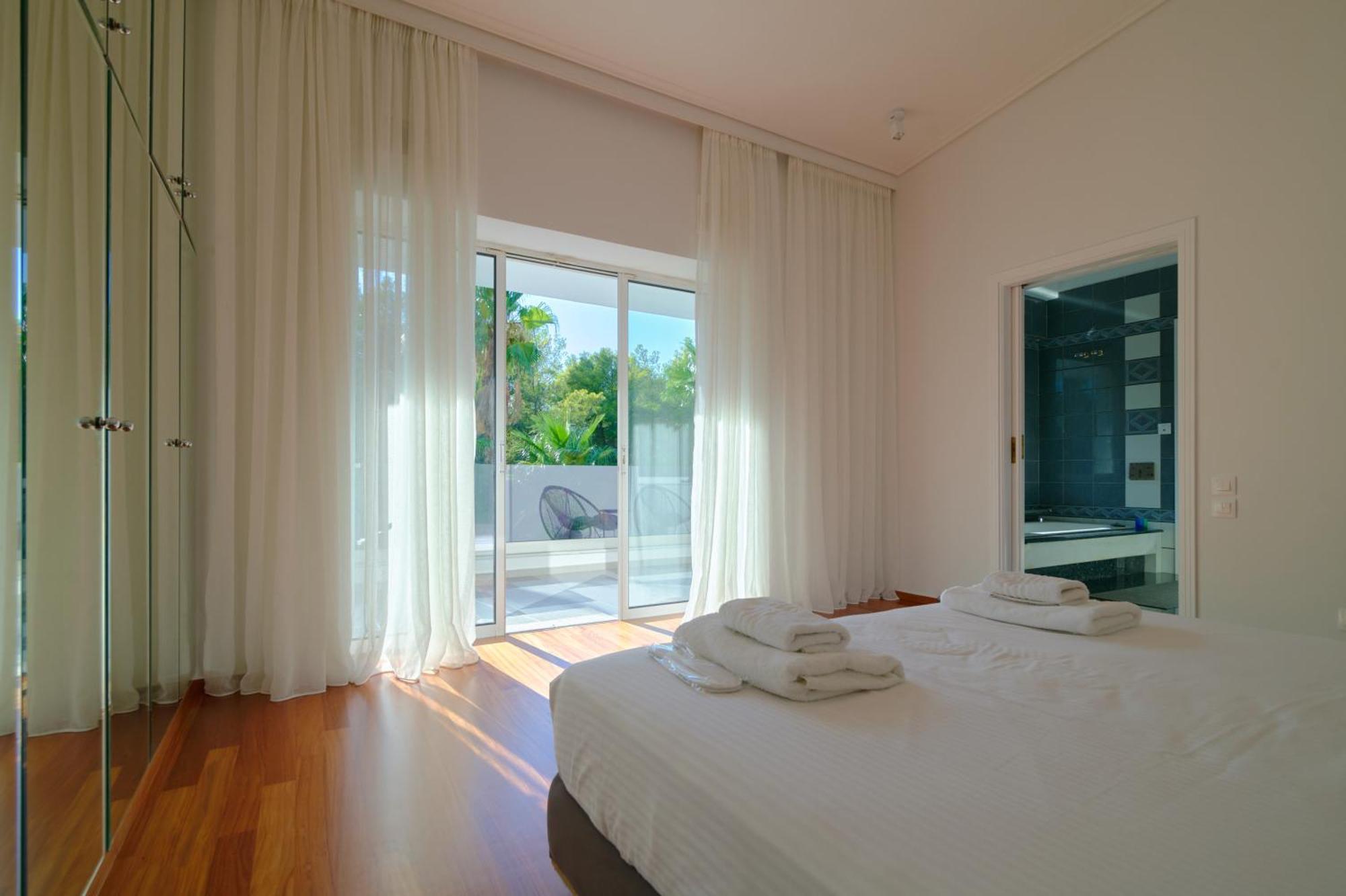 Luxury With Pool, Bbq & Garden In Vouliagmeni Villa