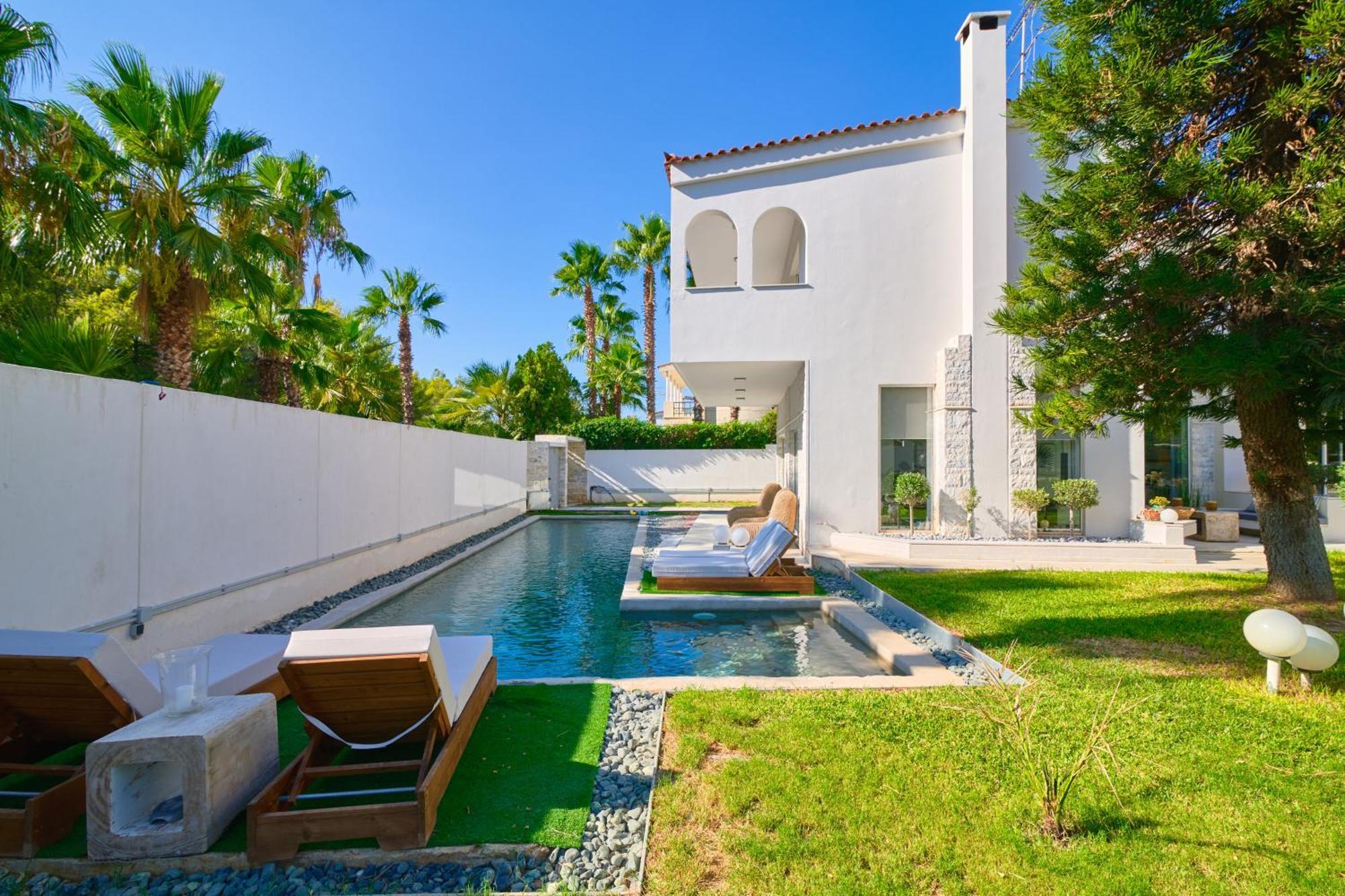Villa Luxury With Pool, Bbq & Garden In Vouliagmeni Athens