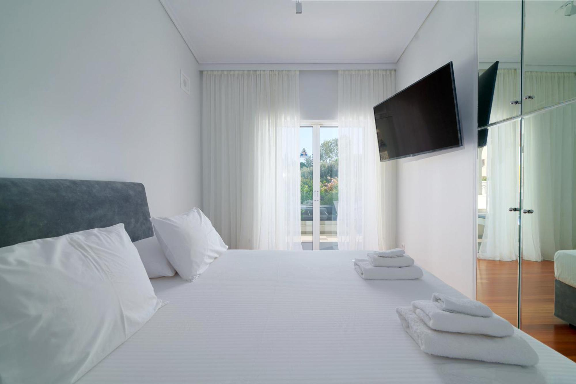 Luxury With Pool, Bbq & Garden In Vouliagmeni *
