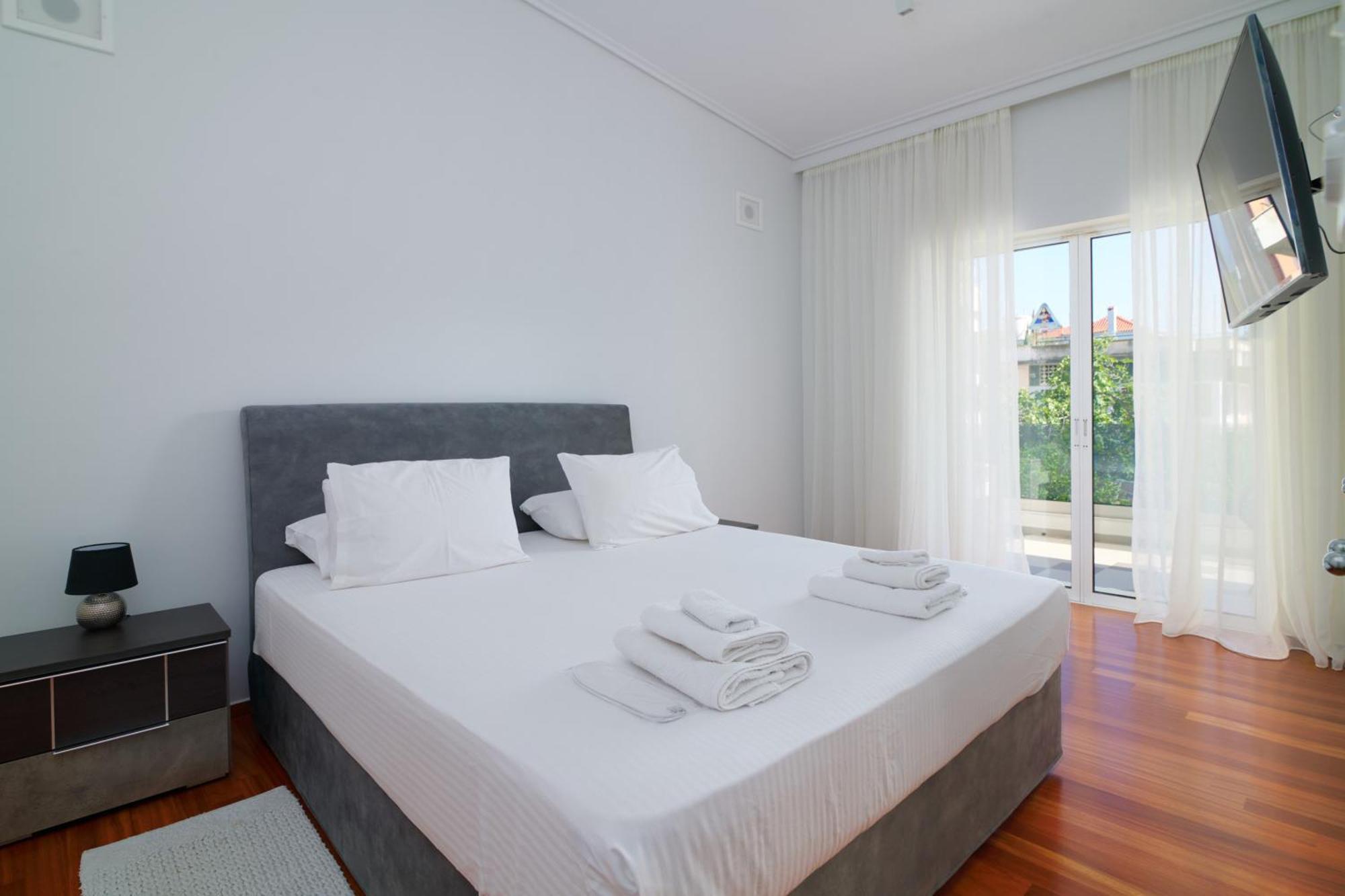 Luxury With Pool, Bbq & Garden In Vouliagmeni Athens