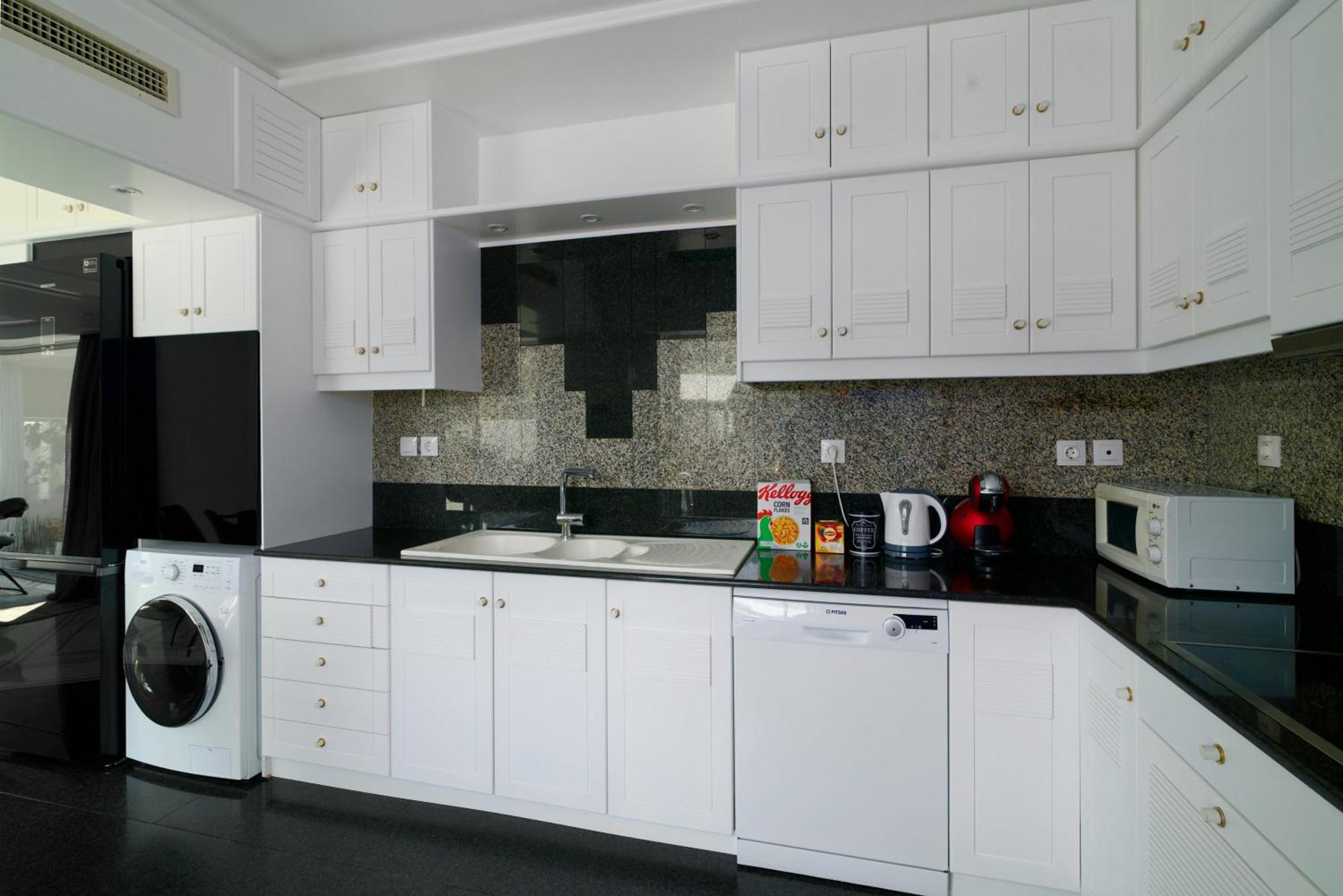Luxury With Pool, Bbq & Garden In Vouliagmeni Villa *